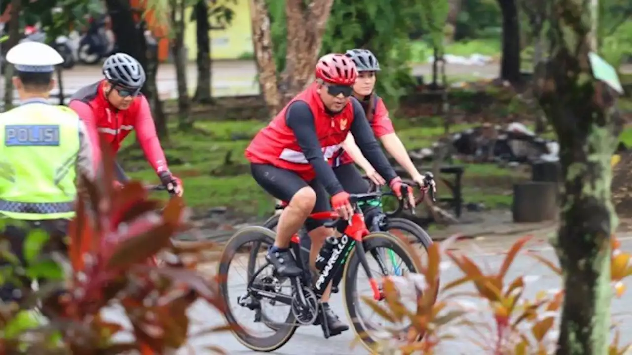 Gowes di Pontianak, Hasto Bawa Salam dari Megawati dan Komitmen Jokowi