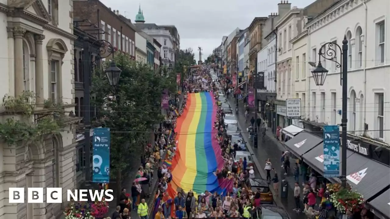 Londonderry: Crowds take part in Foyle Pride parade