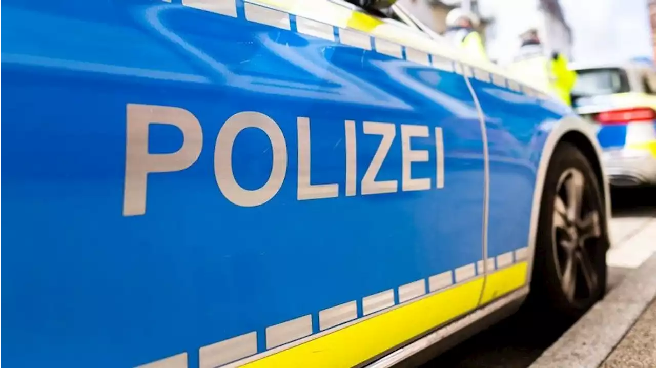 Lebensgefahr: Mann springt im Drogenrausch aus Fenster