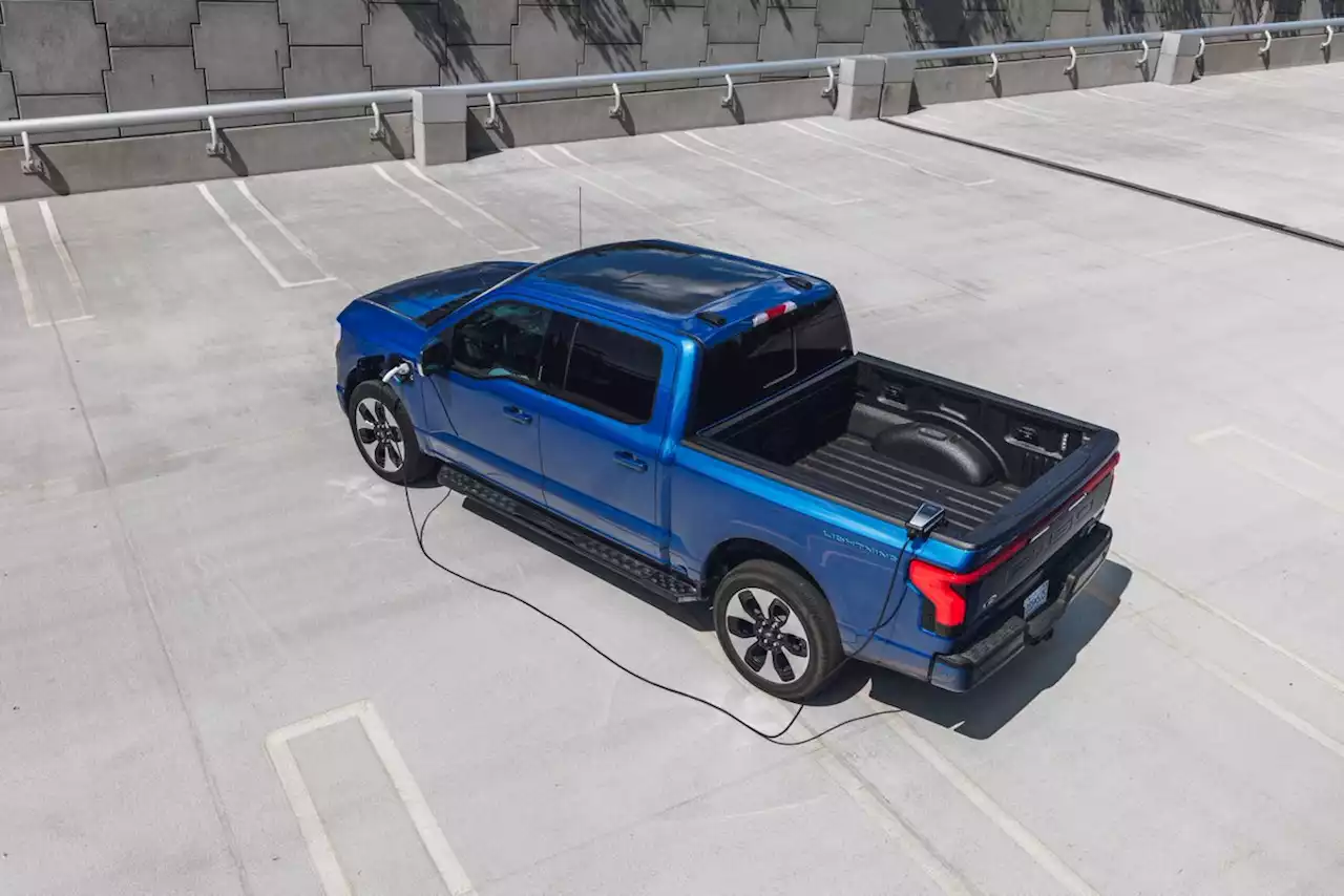 2022 Ford F-150 Lightning Thinks It Can Charge Itself