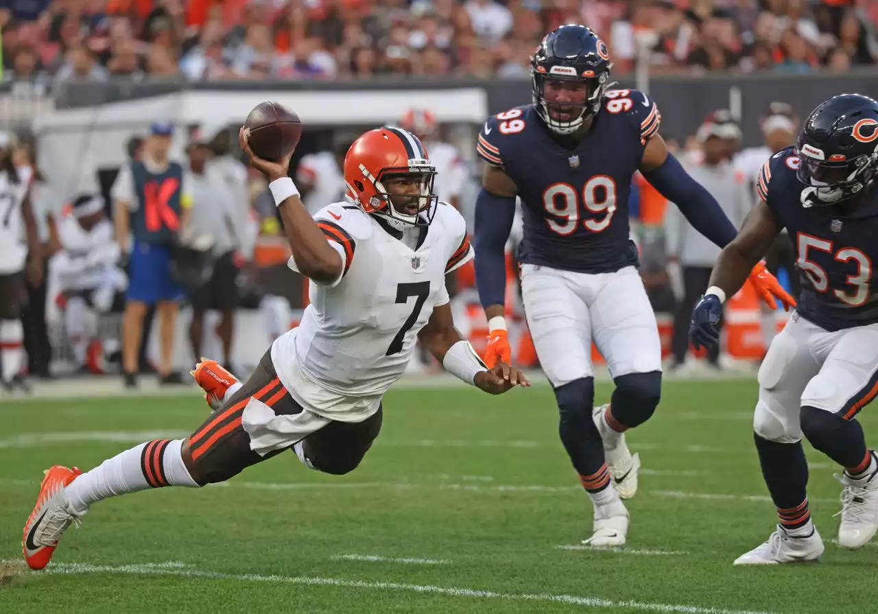 Jacoby Brissett gets no help from Anthony Schwartz in the Browns’ 21-20 loss to the Bears in the preseason finale