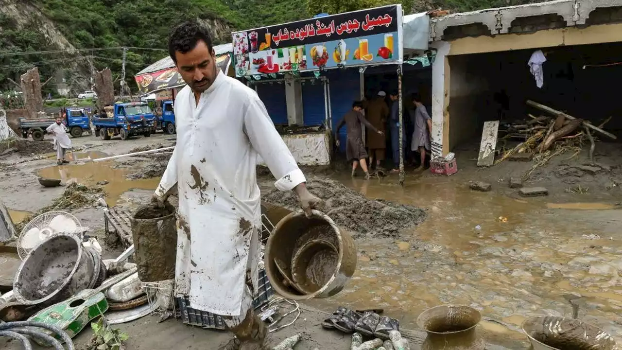 Pakistan counts nearly 1,000 dead in monsoon flooding