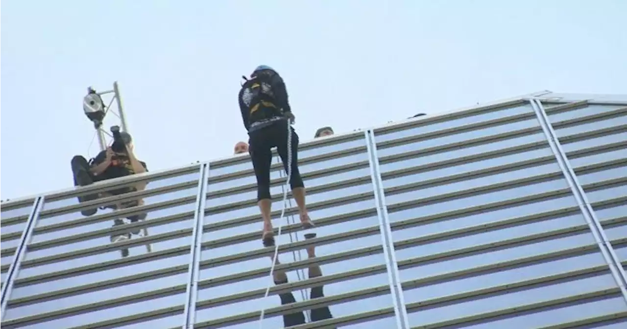 Saskatchewan residents rappel down Regina office building for charity | Globalnews.ca