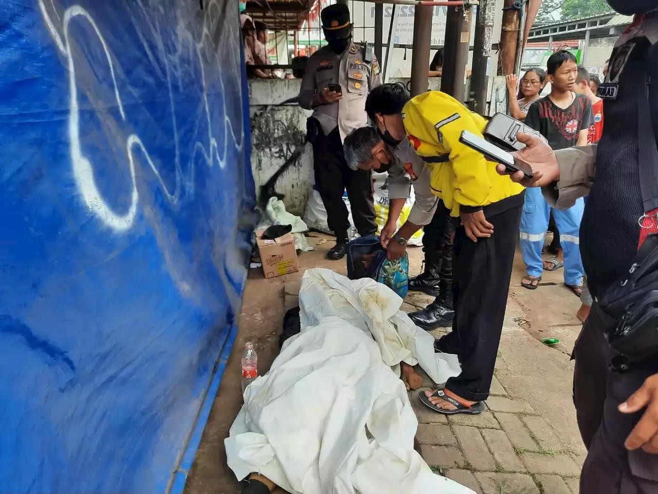 Innalillahi, Pemulung Tanpa Identitas Ditemukan Tewas Dengan Mulut Berbusa di Pancoran Mas