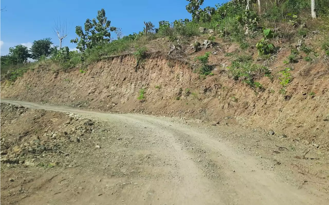 Nasib Warga Bangket Molo, Akses Jalan Satu-satunya Penuh Debu dan Berbatu,