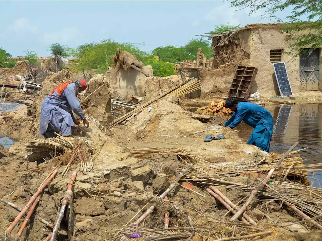 Pakistan flooding deaths pass 1,000 in 'climate catastrophe'