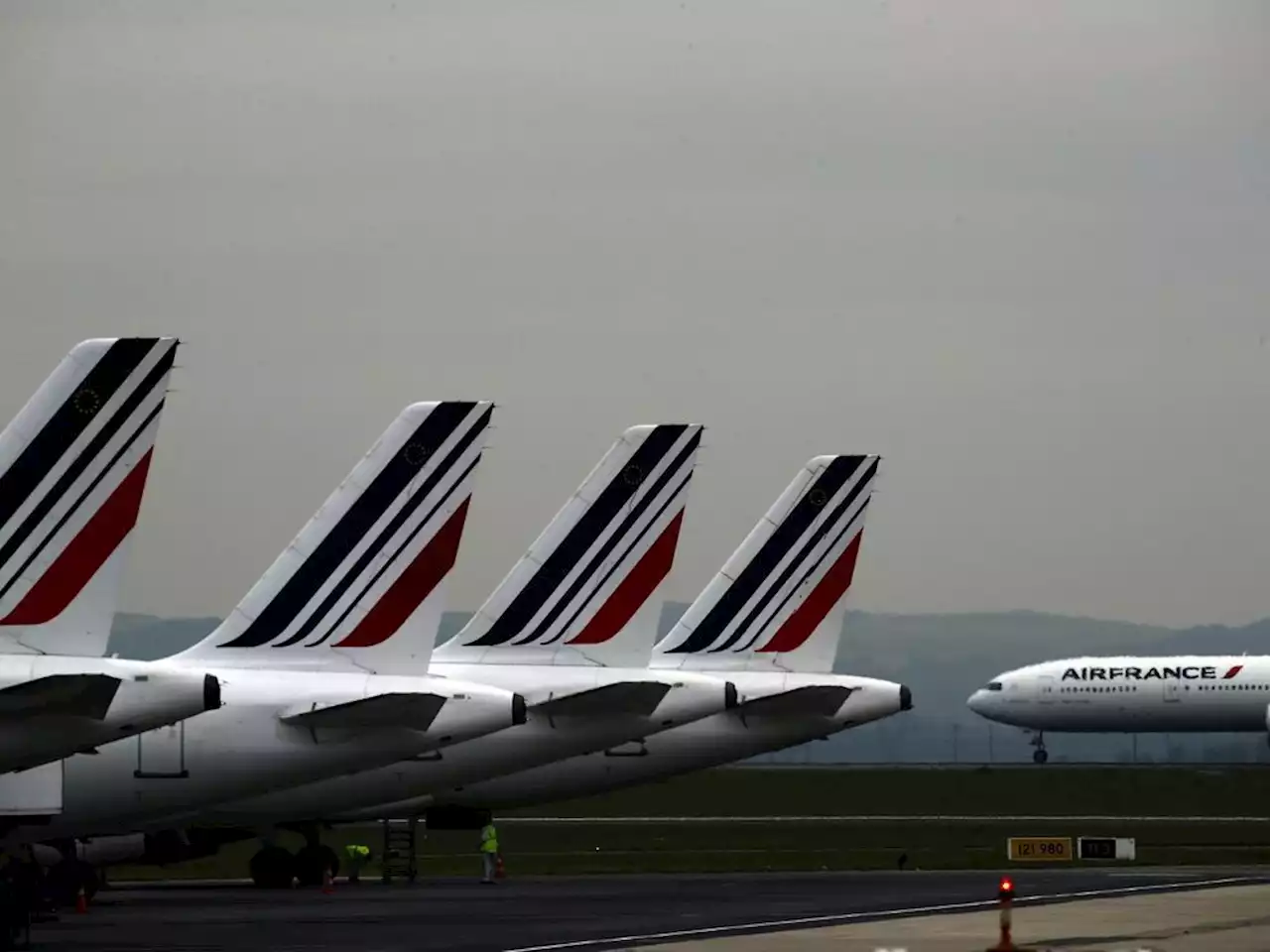 Two Air France pilots suspended after fighting in cockpit