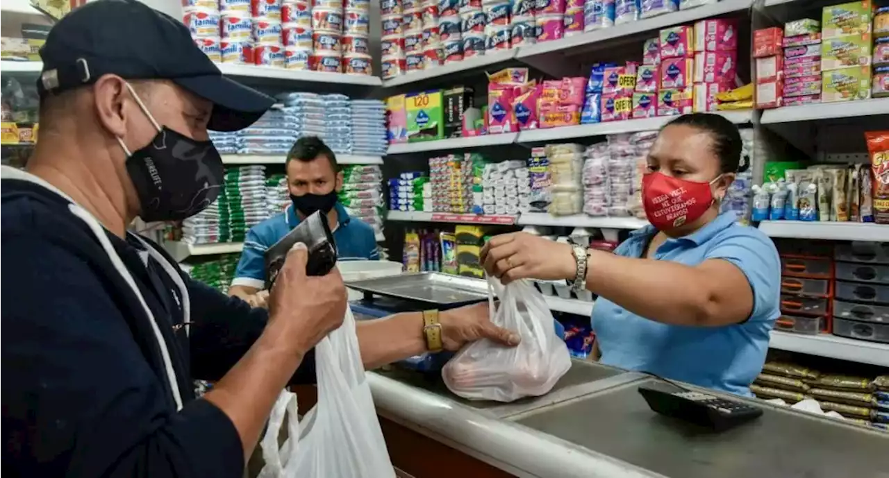 Alertan a Petro por posible efecto de impuestos saludables; cerrarían miles de tiendas - Pulzo