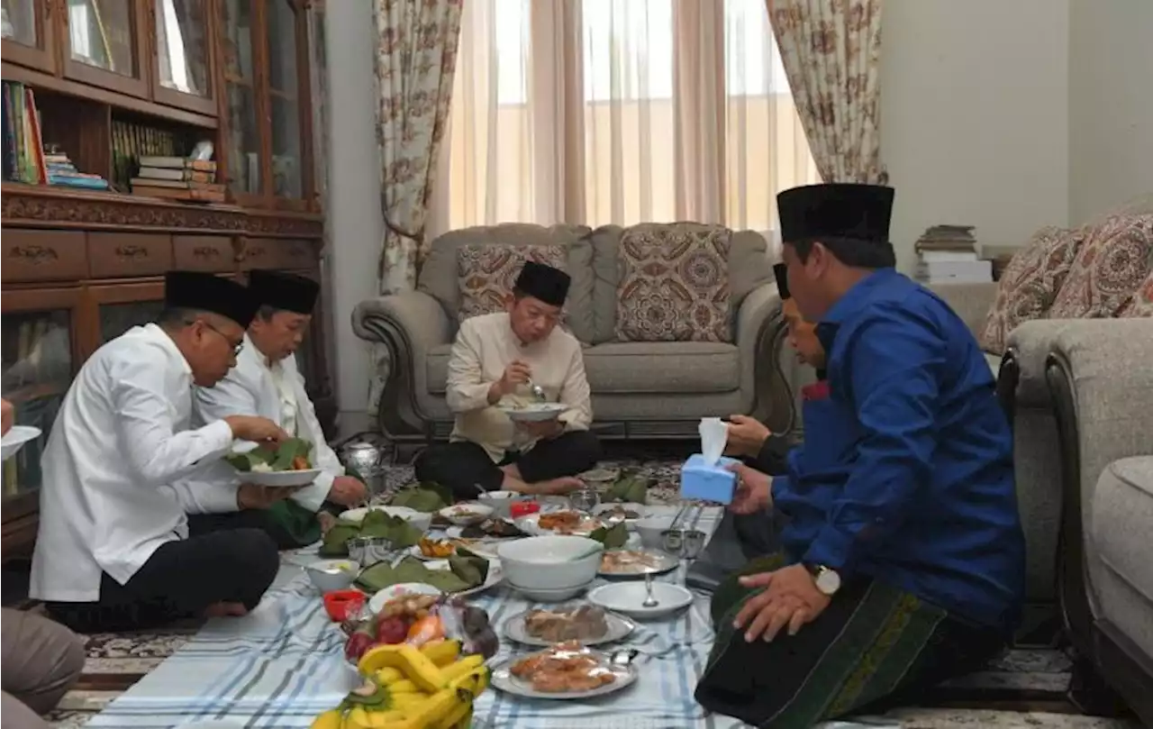 Sarapan Nasi Jamblang, Ketum PPP Sowan Ketua Majelis Syariah KH Mustofa Aqil |Republika Online