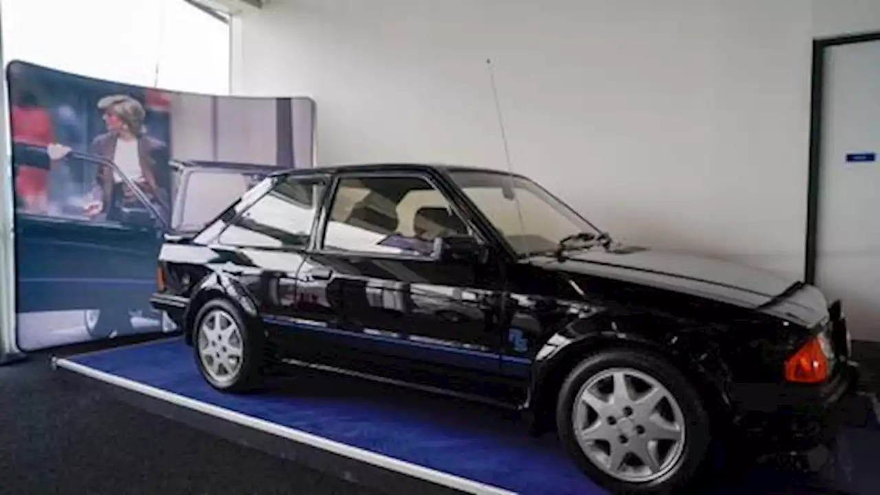 Diana's sporty car fetches $866,000 in 'fierce' auction