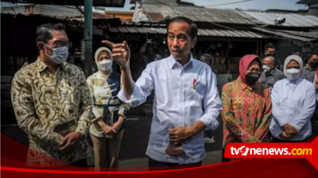 Presiden Jokowi Bagikan Bansos di Pasar Cicaheum Bandung