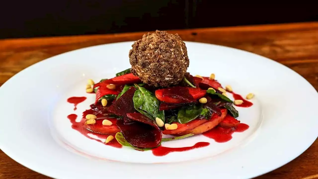 salat mit bete, apfel, spinat und ziegenfrischkäse in pumpernickel