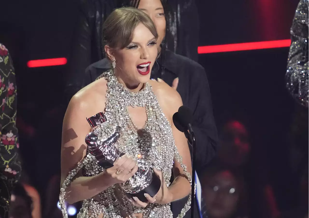 Taylor Swift wins top prize, announces new album at MTV VMAs