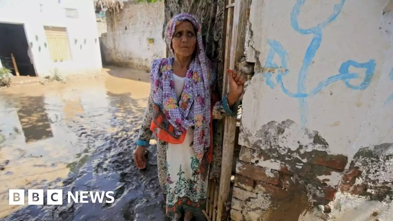 Pakistan flood victims throw note pleading for help