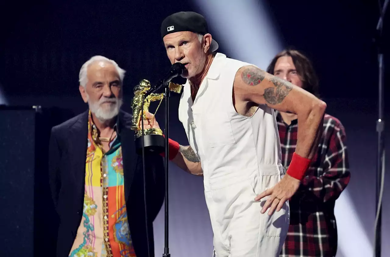 Red Hot Chili Peppers’ Chad Smith Dedicates 2022 VMA Award to ‘Brother’ Taylor Hawkins