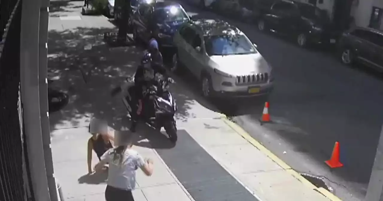 NYPD investigating following yet another mugging by someone on a moped