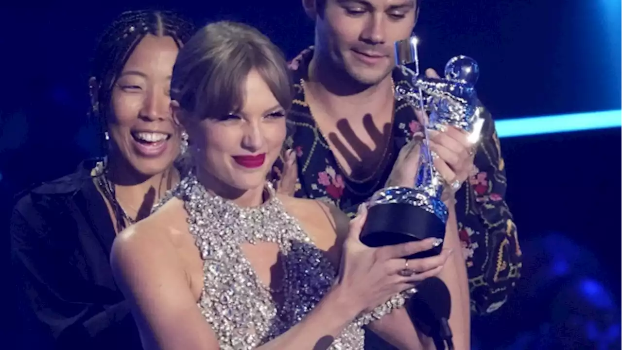 Taylor Swift wins top prize, announces new album at MTV VMAs