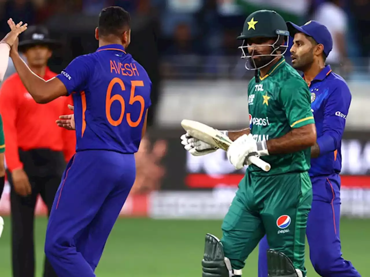 بھارت کیخلاف میچ میں فخر زمان کی جانب سے اسپورٹس مین اسپرٹ کا مظاہرہ - ایکسپریس اردو