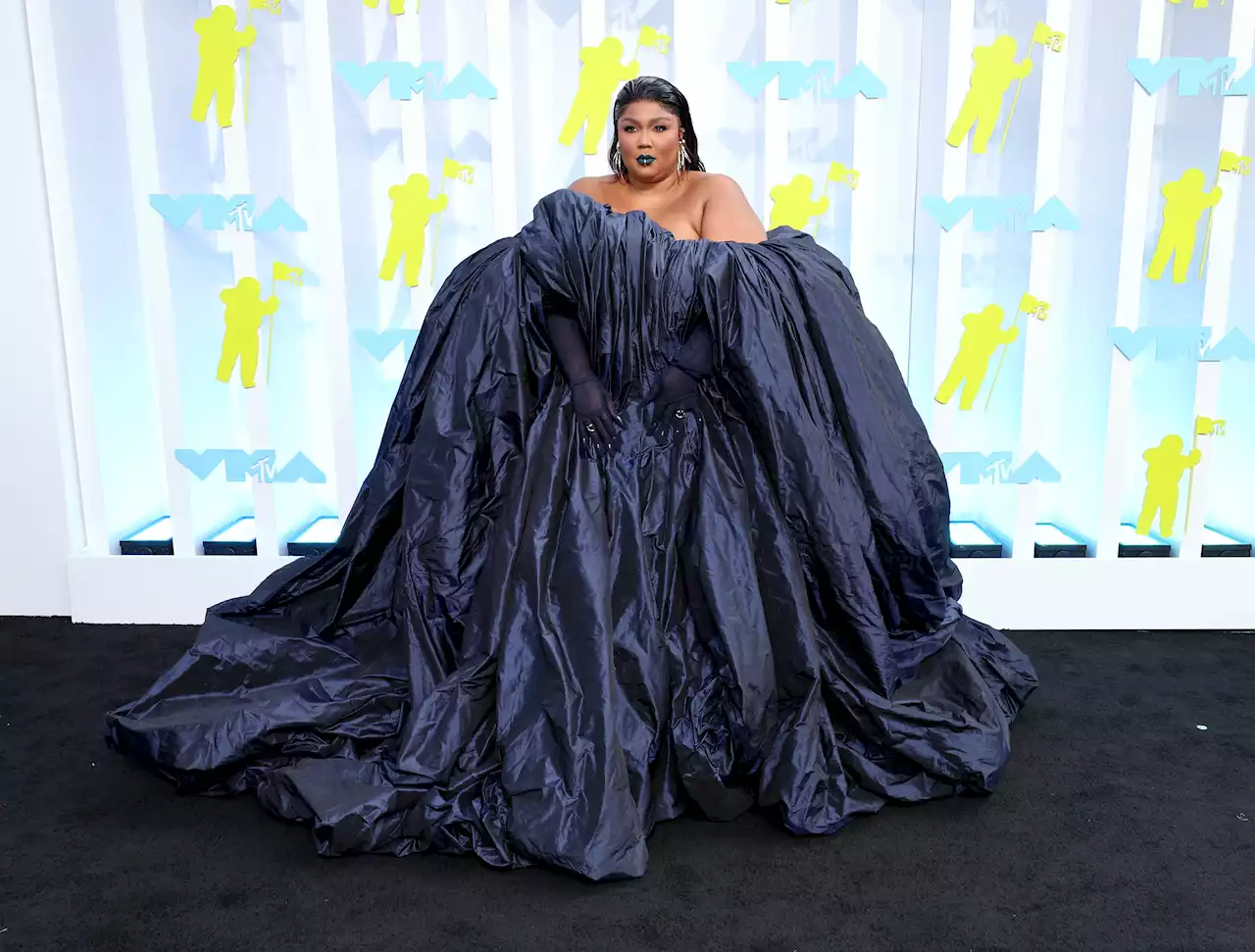 On the 2022 VMAs Red Carpet Lizzo Makes an Empowering Statement