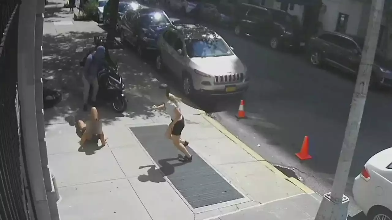 Woman fights off moped-riding robbers on Upper East Side