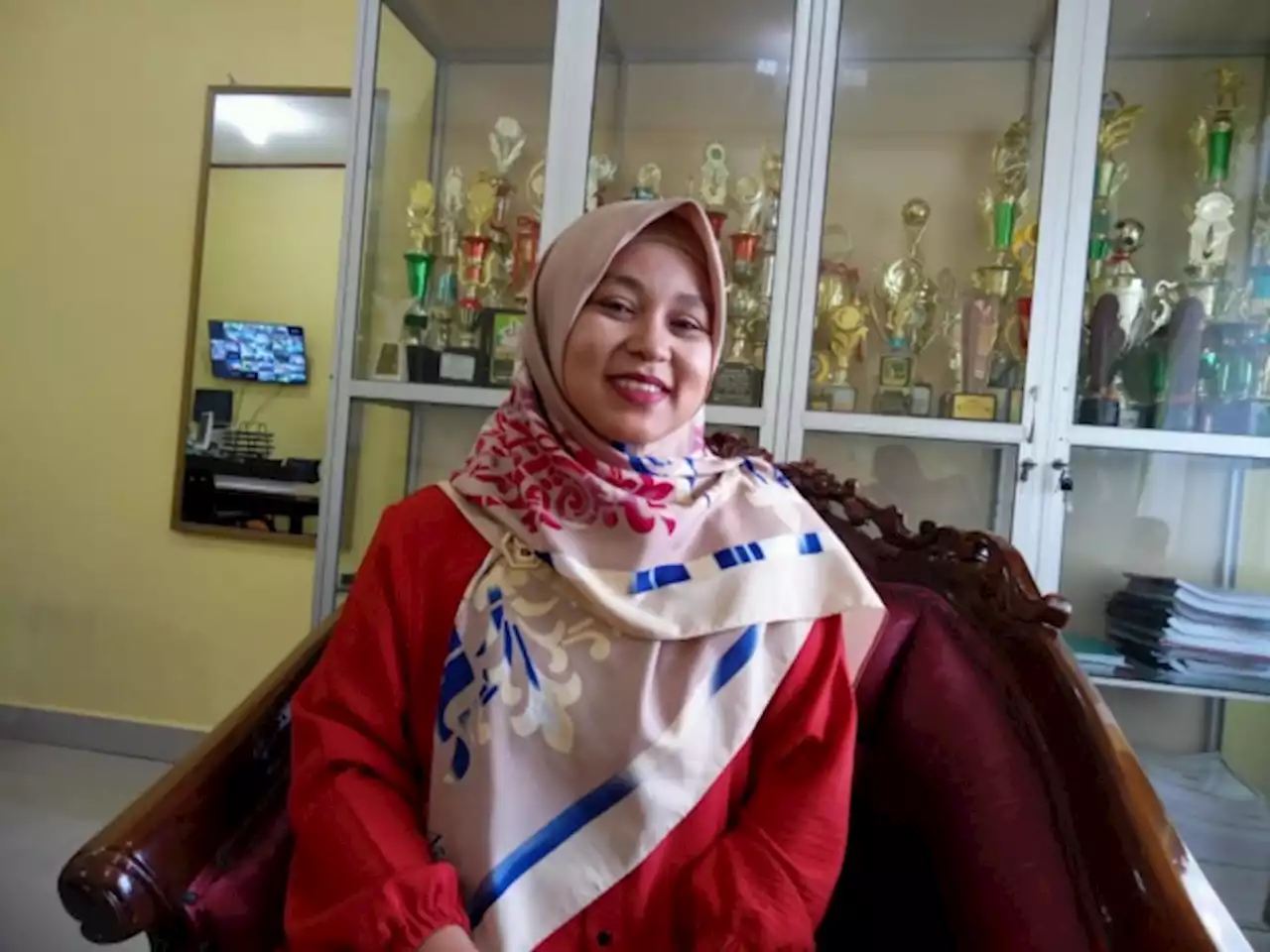 Asma Devi Puspita Honorer Berprestasi SMA N 2 Painan, Antarkan Siswa Juara