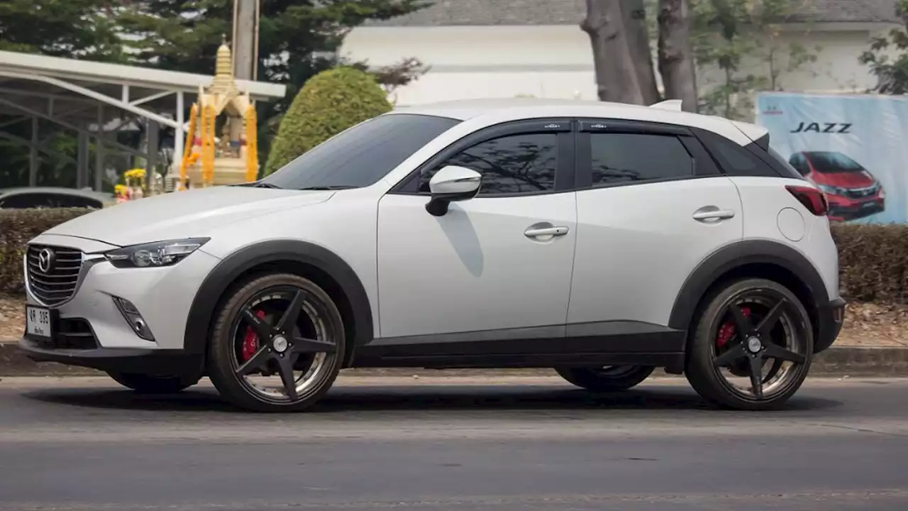 High school students at private LA school surprise math teacher with car