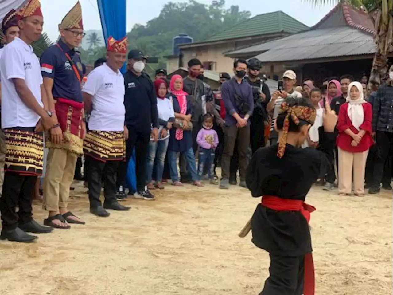 Dalam Guyuran Hujan, Sandiaga Uno Tetap Kunjungi Desa Wisata Pahawang