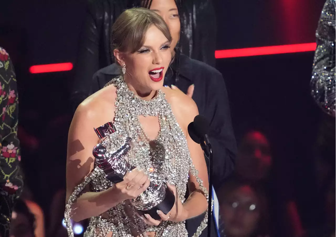 Taylor Swift Wins Top Prize, Announces New Album at MTV VMAs