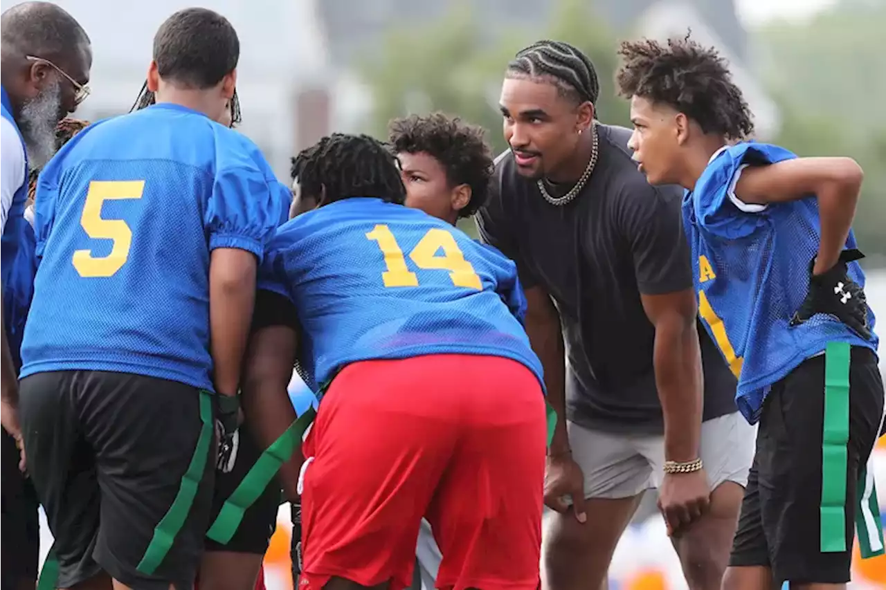 Jalen Hurts surprises young athletes at football game as Kellogg’s donates to Philly schools