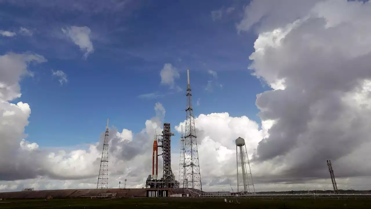 Fuel leak interrupts launch countdown of NASA moon rocket (Update)