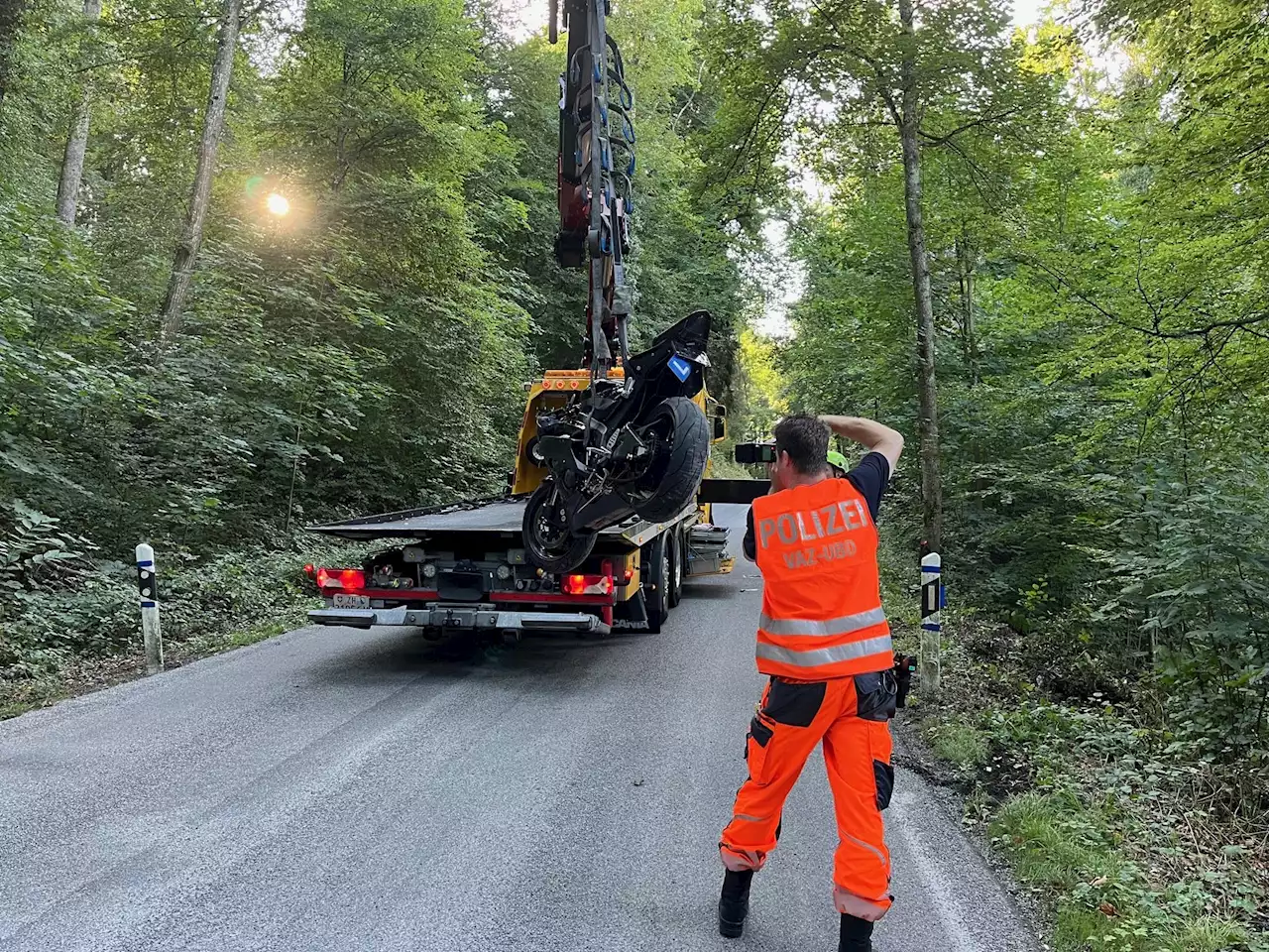 Dübendorf ZH: Motorradfahrer (30) und Sozius (33) bei Selbstunfall verletzt