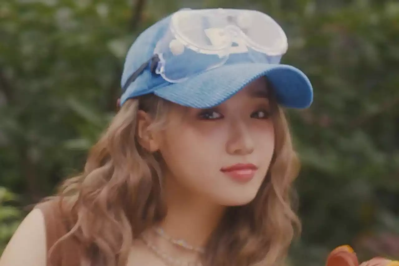 Update: Weki Meki’s Choi Yoojung Stars In Prologue Film For “Sunflower” Solo Debut