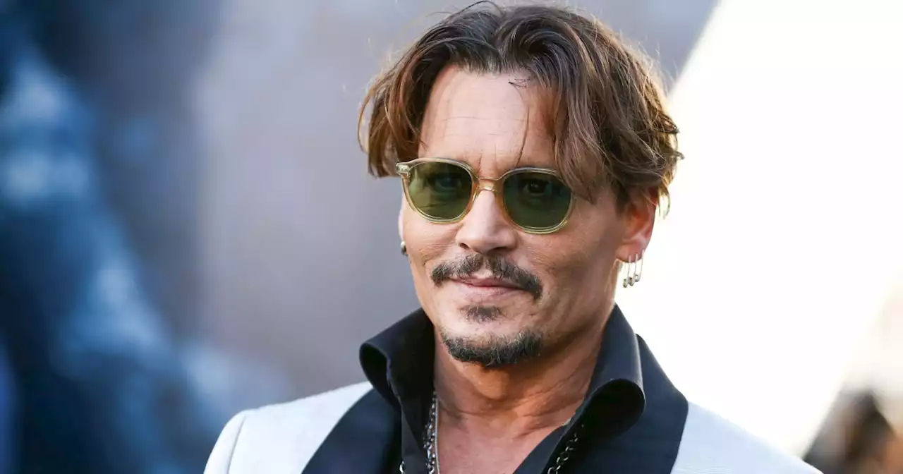 Johnny Depp makes a surprise cameo as a Moonman at the 2022 VMAs