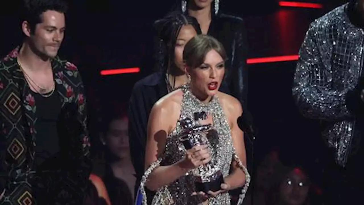 Taylor Swift wins top MTV video award