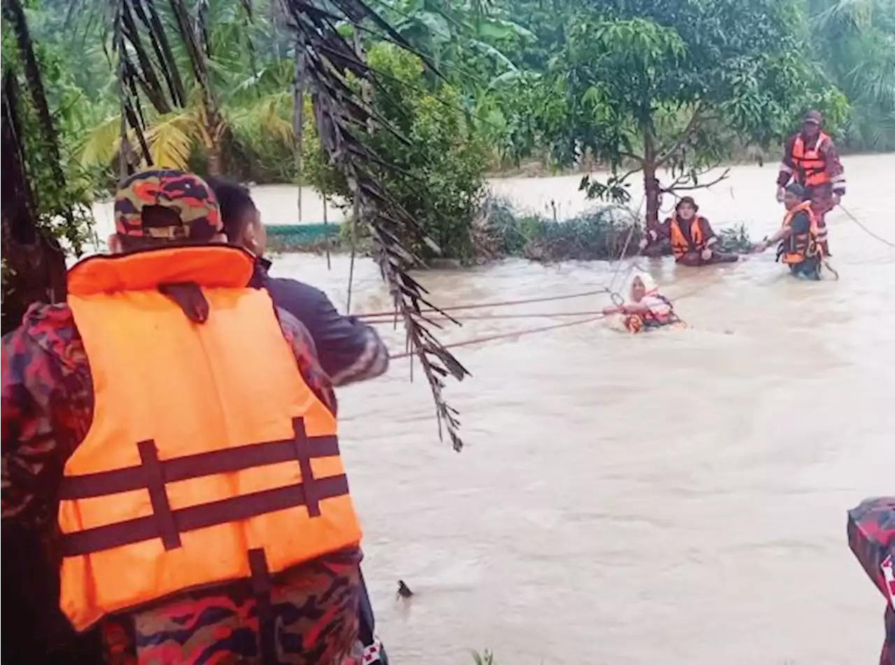 Lima beranak terperangkap banjir luar biasa