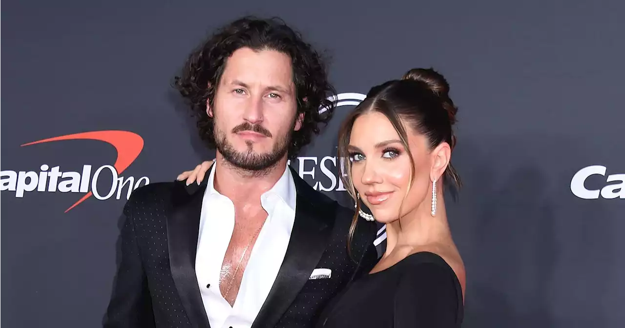 It's a … ! DWTS' Jenna Johnson, Val Chmerkovskiy Reveal Sex of 1st Child