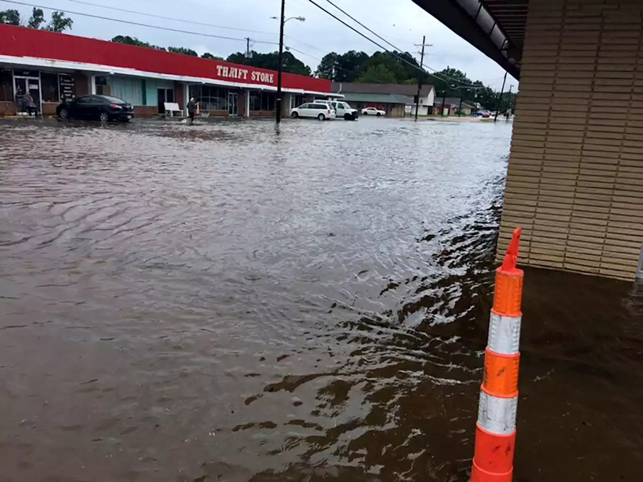 Reprieve possible for Mississippi neighborhoods bracing for second major flood in less than 3 years