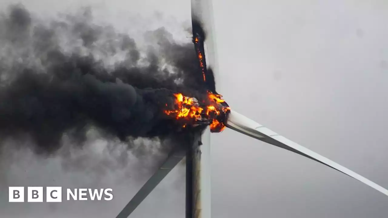 Sutton Fields: Dramatic pictures show Hull wind turbine on fire