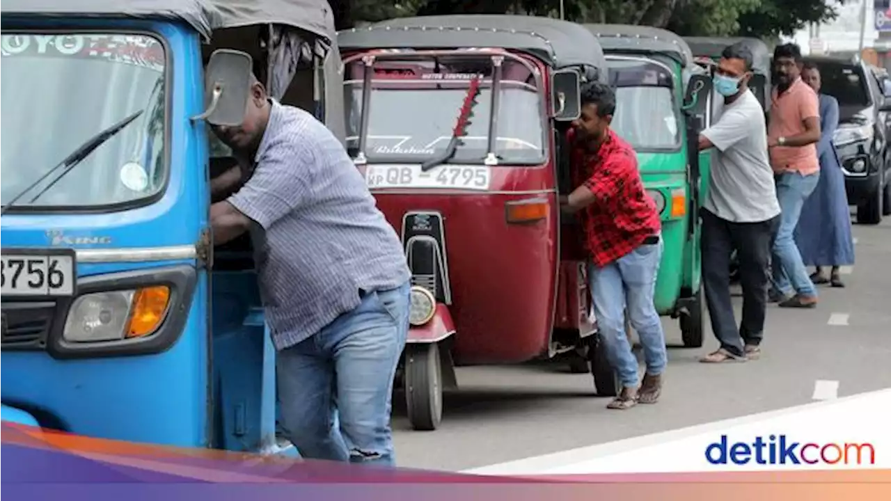 Sri Lanka Mulai Batasi Pembelian BBM, Warga Antre Dorong Motor dan Bajaj