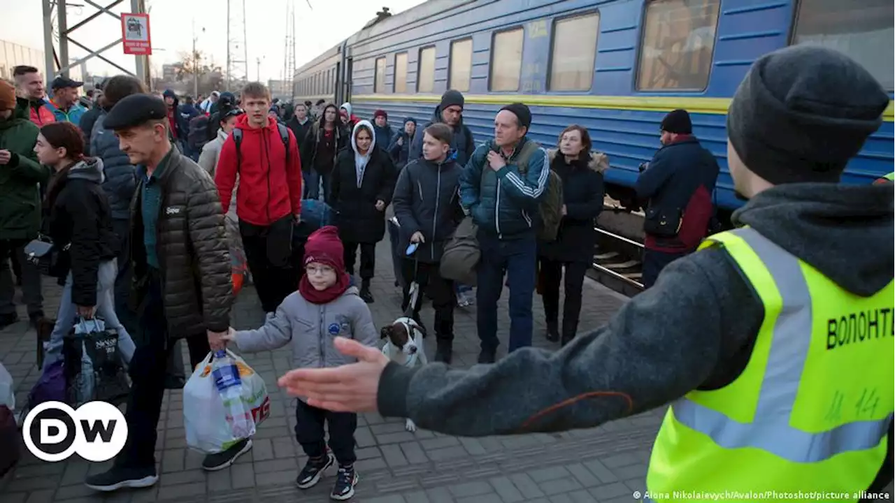 Еврокомиссар: Беженцы из Украины смогут вернуться в ЕС в любое время | DW | 02.08.2022