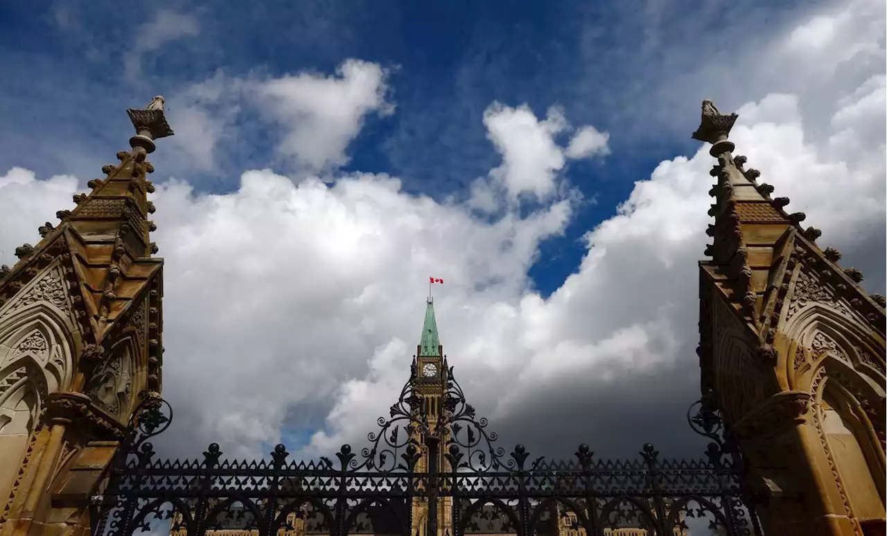 Police arrest driver in early morning Parliament Hill crash