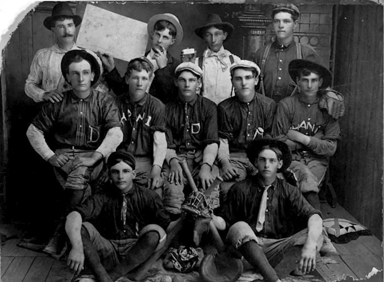 Old school photos show what Texas students looked like more than 100 years ago