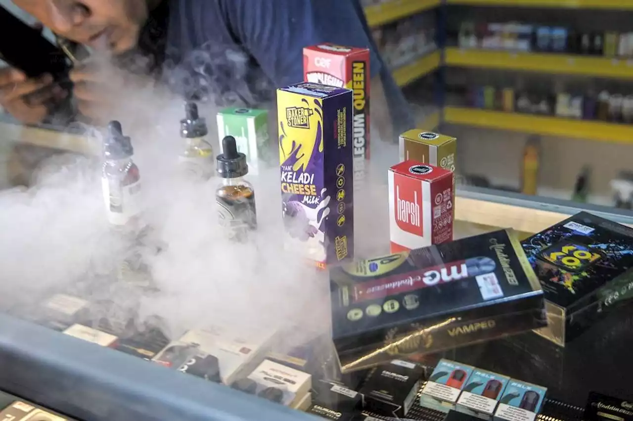 Citing Poisons Act, pharmacists urge Health Ministry to raid vape shops ahead of generational tobacco ban