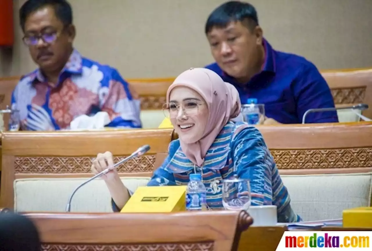 Foto : Ragam Gaya Mulan Jameela saat Rapat di DPR, Senyum Manisnya Bikin Meleleh | merdeka.com