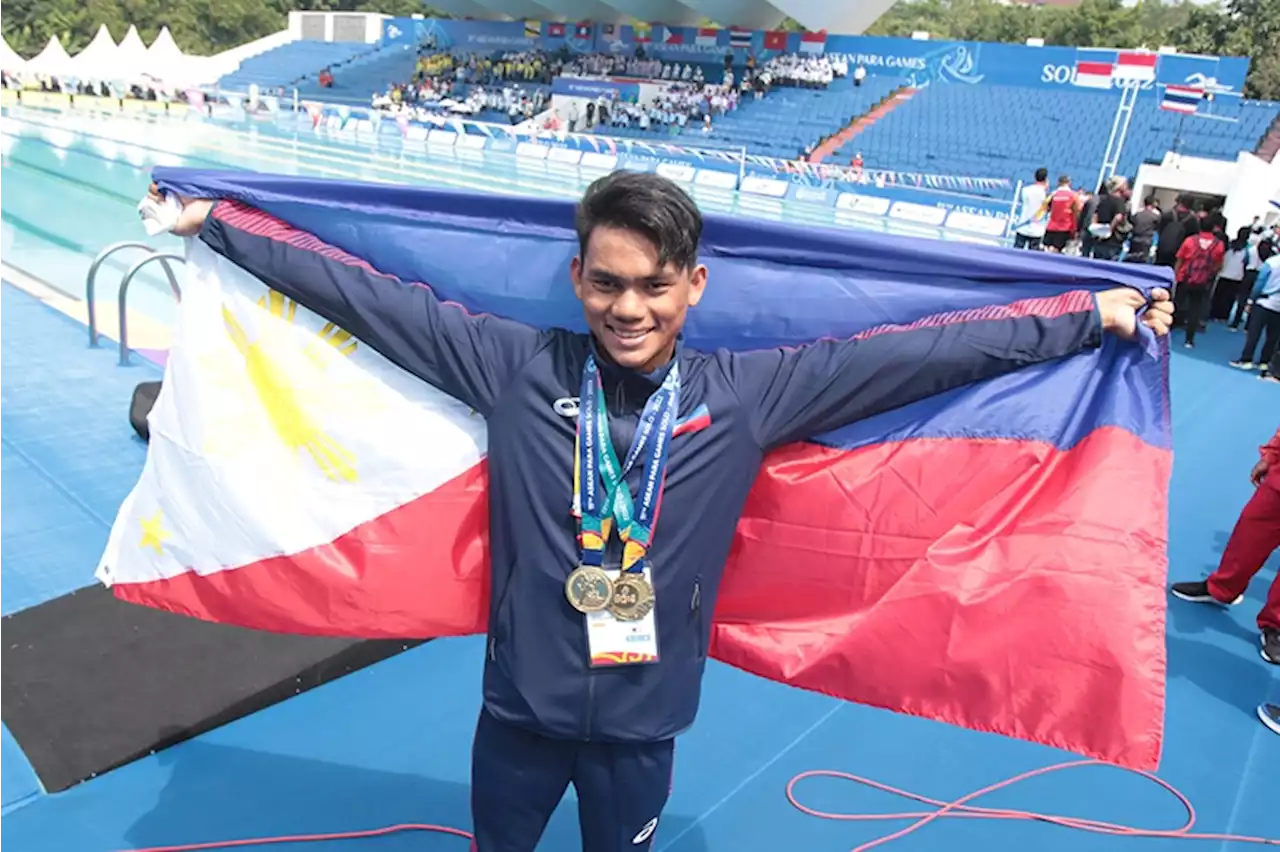 Rookie Alegarbes splashes way to record-setting golden double