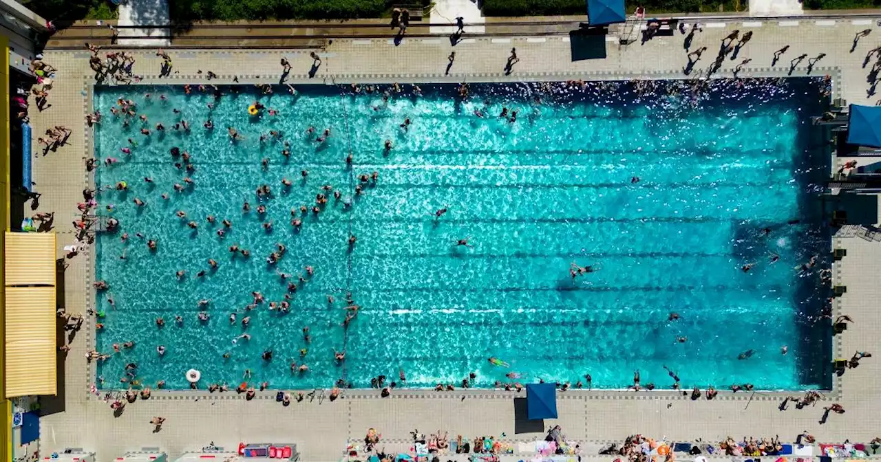 Badegäste im Allwetterbad in Duisburg-Walsum: „Alle haben doch das Recht, schwimmen zu gehen“