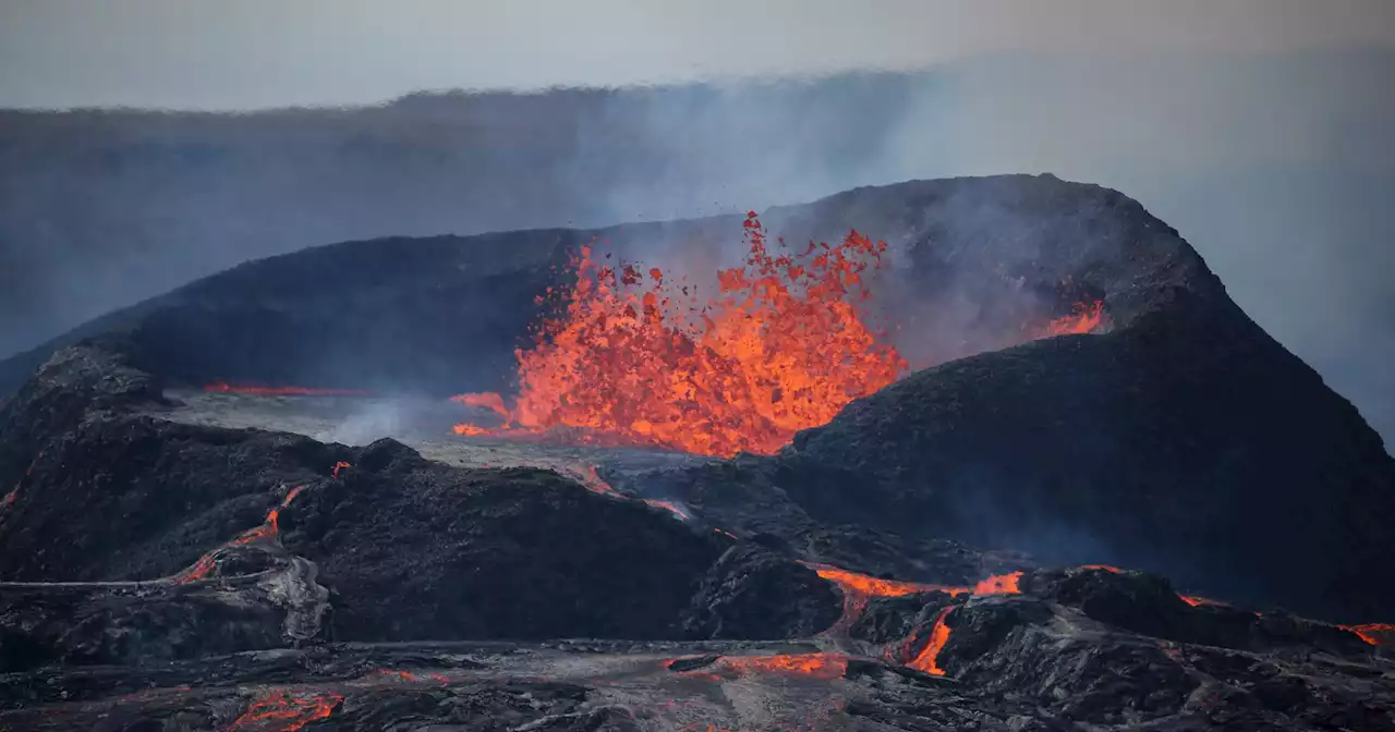 Vulcão Geldingadalir entra em erupção