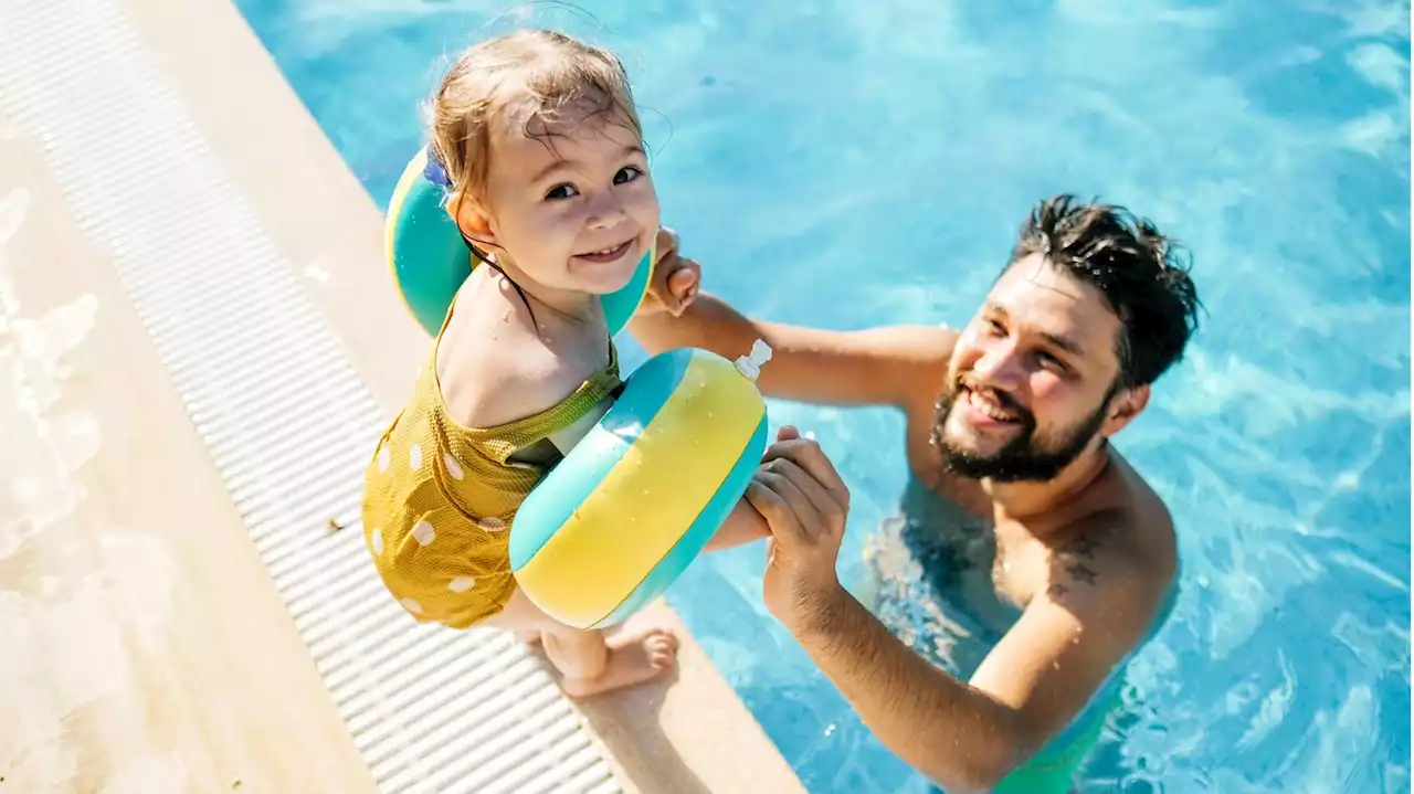 Schwimmhilfen für Kinder: Wie Wassermuffel sicher schwimmen lernen