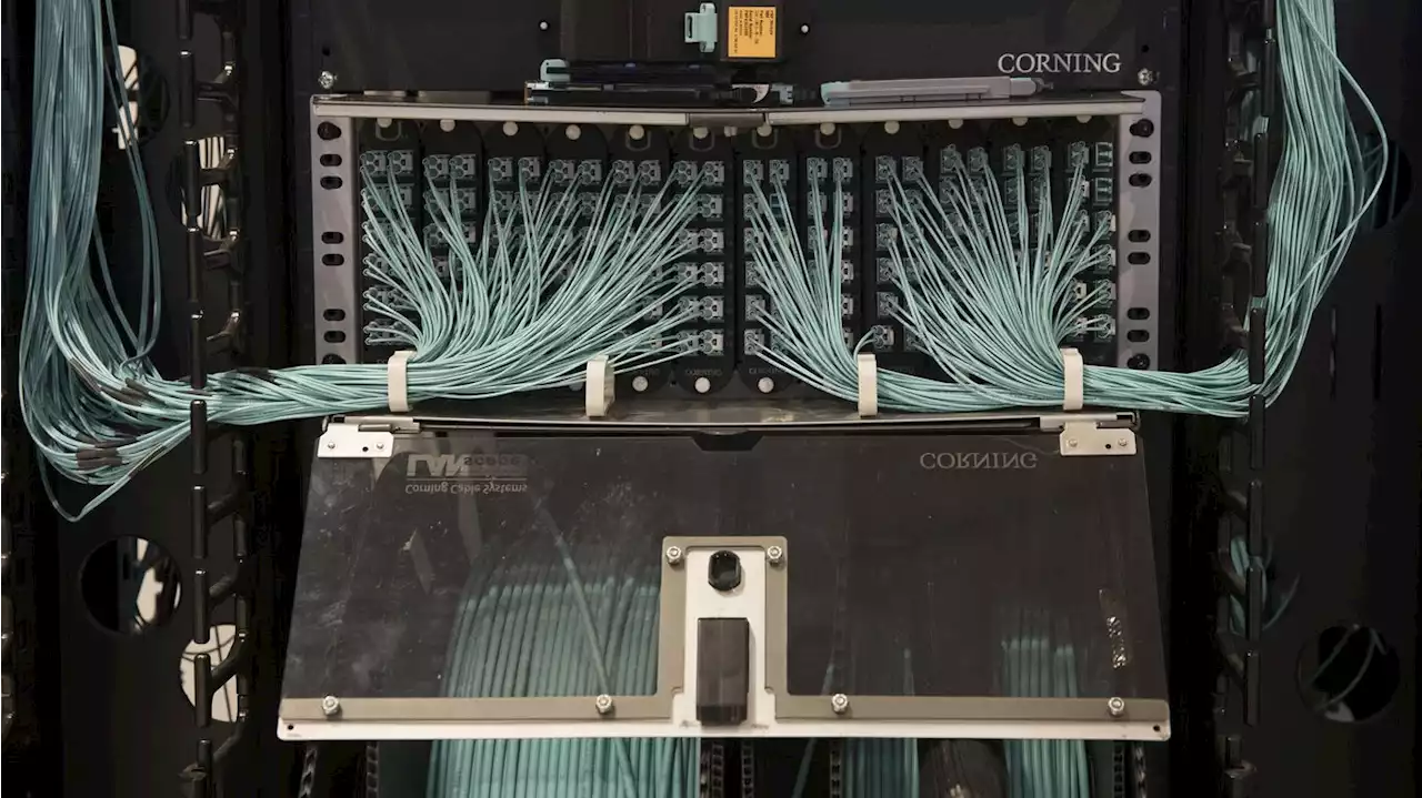 Corning building new factory in response to broadband internet boom