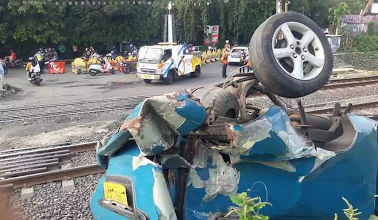 Angkot Tertabrak KRL di Kebon Pedes, Kota Bogor